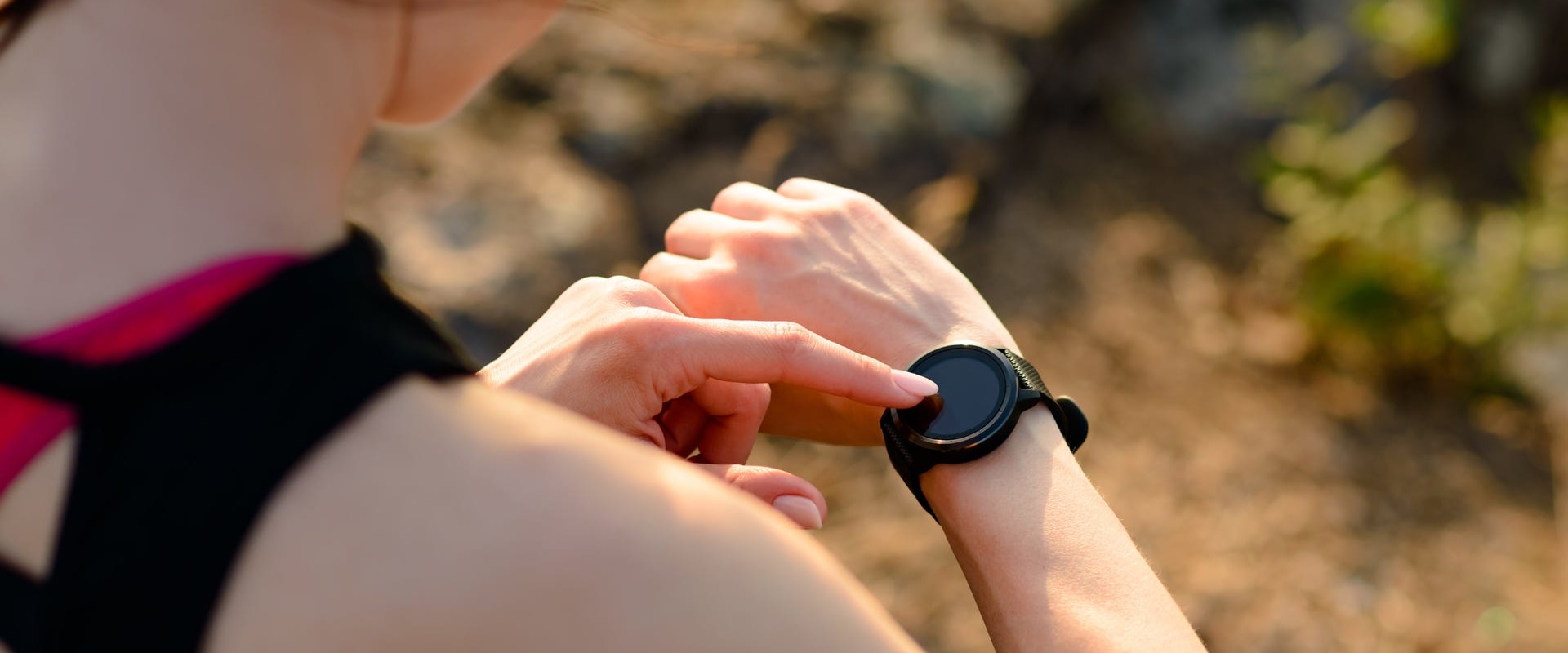 What is the difference between smartwatch and fitness watch?
